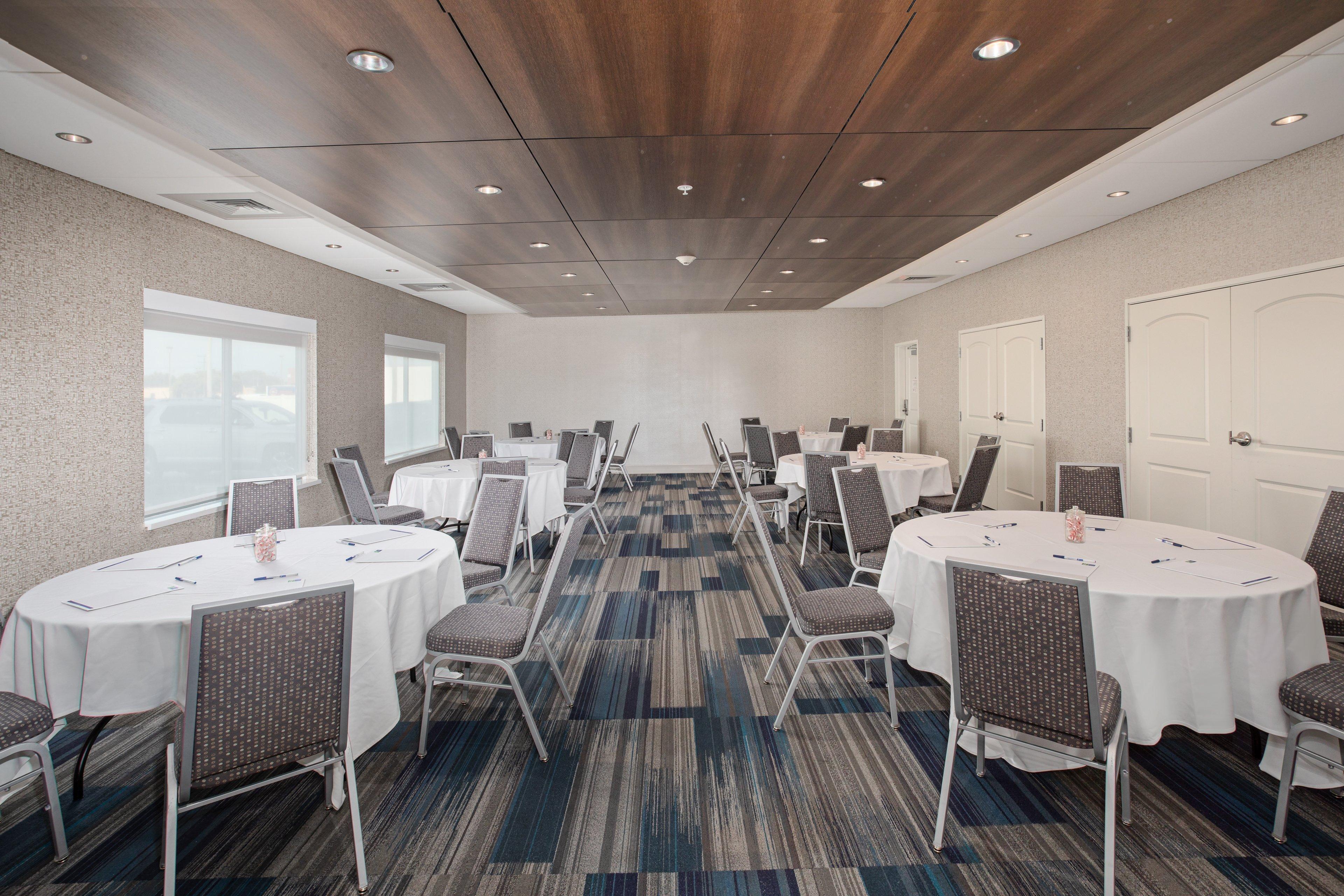 Holiday Inn Express & Suites Great Bend By Ihg Ngoại thất bức ảnh