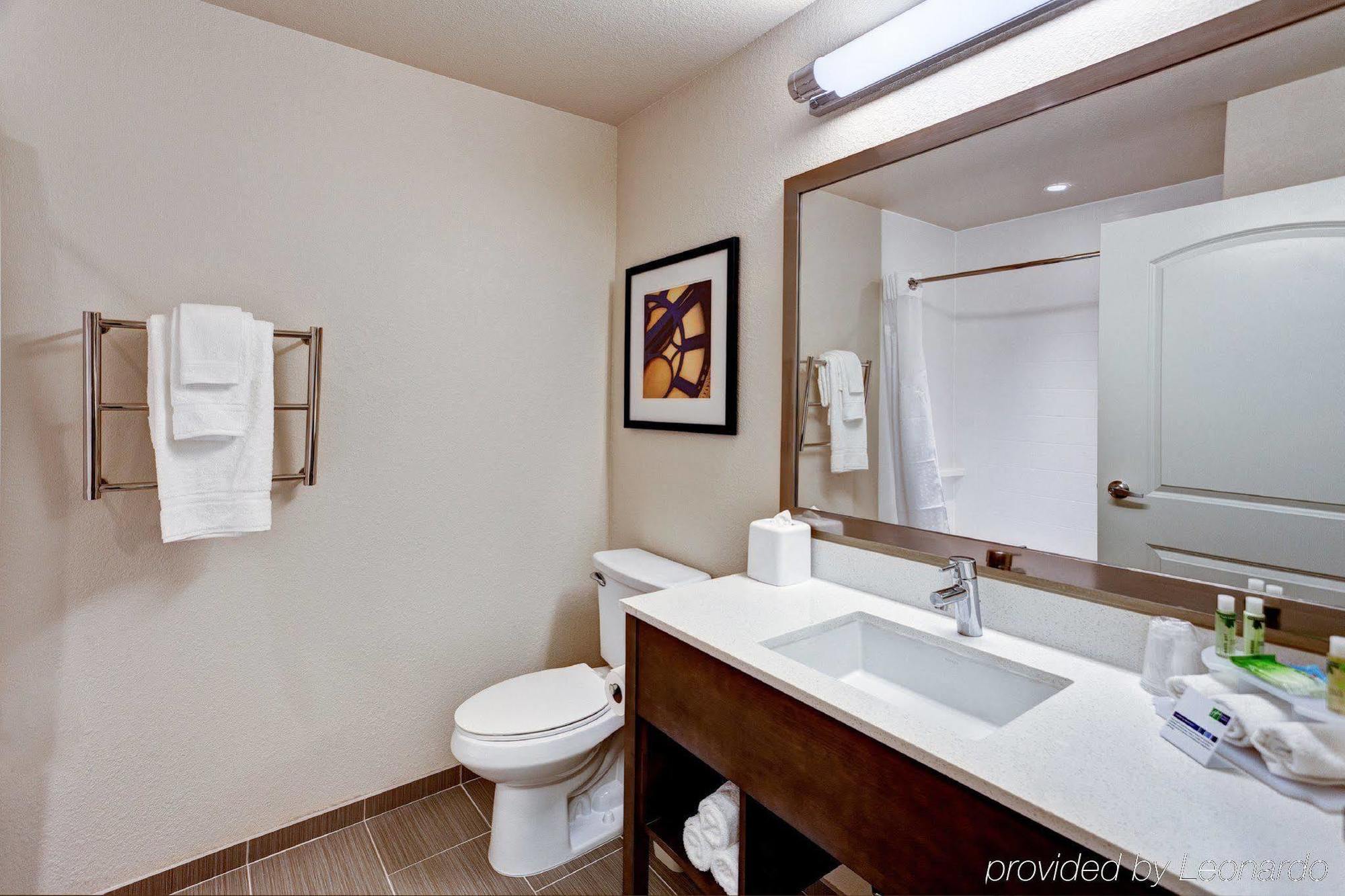 Holiday Inn Express & Suites Great Bend By Ihg Ngoại thất bức ảnh